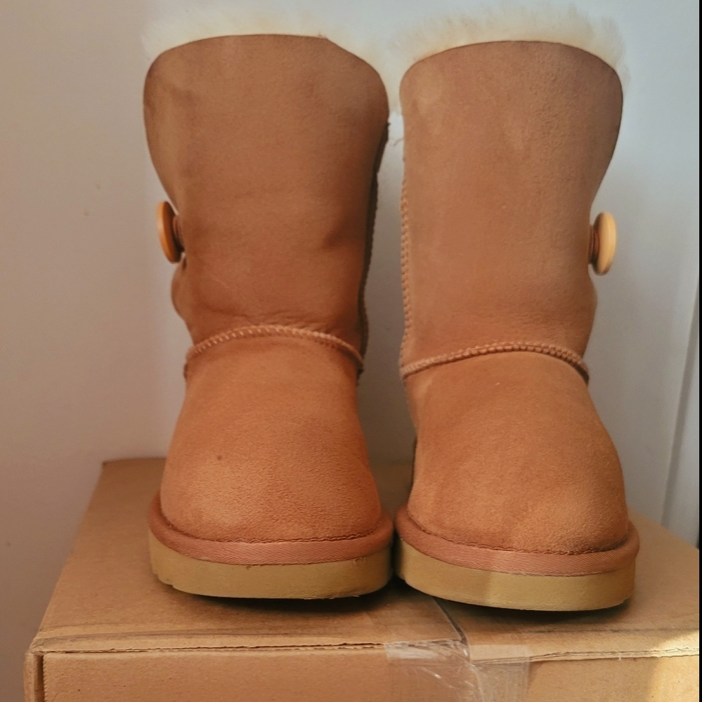 UGG Bailey Button II Beige Boot Size-6 Like New With box - Picture 10 of 10